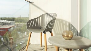 A balcony with two chairs and a small table, overlooking a cityscape. - Holiday Inn - the niu, Coin Frankfurt Ostend by IHG (Frankfurt)