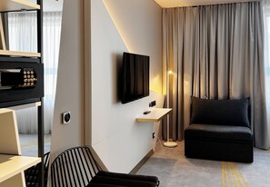 Premium-rum - 1 queensize-säng med bäddsoffa (Up to 3 Adults) | Allergitestade sängkläder, värdeförvaringsskåp på rummet och skrivbord