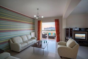 Villa, 5 chambres, piscine privée | Salle de séjour | Télévision à écran plat, lecteur de DVD