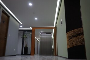 Interior - Sssdddddddddddddd (Gonzalo Guerrero)