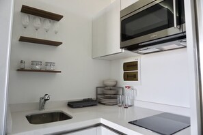 Refrigerador, microondas, tostadora y utensilios de cocina 