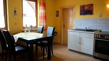 Apartment, 3 Bedrooms | In-room dining