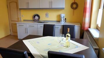 Apartment, 3 Schlafzimmer | Eigene Küche | Kühlschrank, Mikrowelle, Ofen, Herdplatte