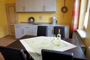 Apartment, 3 Schlafzimmer | Eigene Küche | Kühlschrank, Mikrowelle, Ofen, Herdplatte