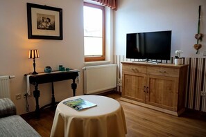 Apartment, 3 Schlafzimmer | Wohnbereich | Flachbildfernseher