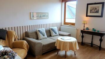 Apartment, 3 Schlafzimmer | Wohnbereich | Flachbildfernseher