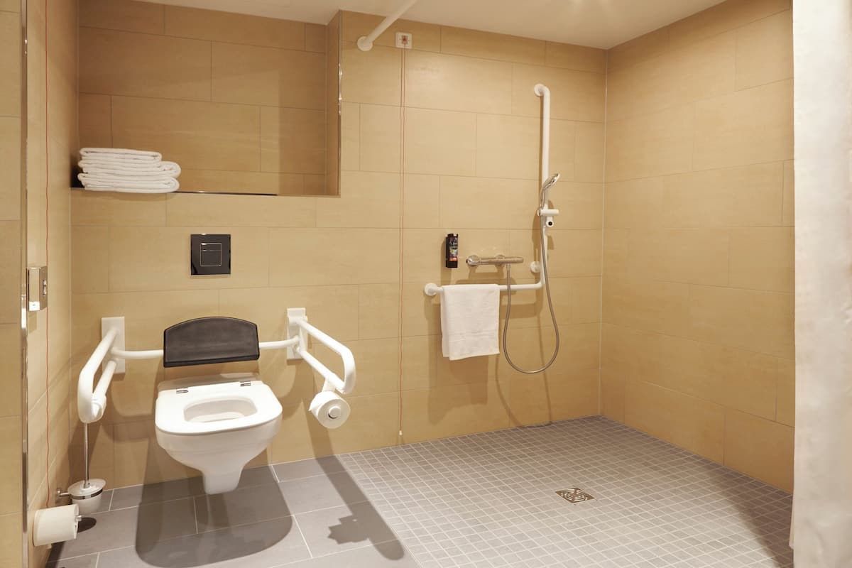 Standard Room, 1 Queen Bed, Accessible | Room amenity