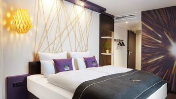 Peti besi dalam bilik, meja, ruang kerja komputer riba, kalis bunyi