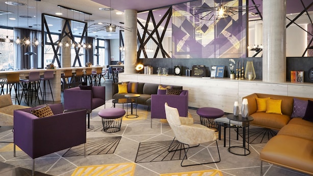 Ett modernt loungeområde med soffor, fåtöljer och en bar.