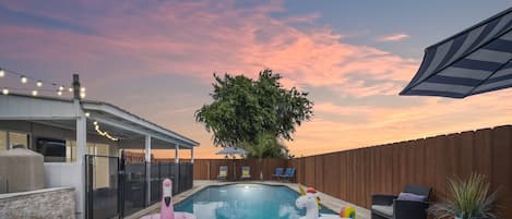 Alberca al aire libre y alberca climatizada