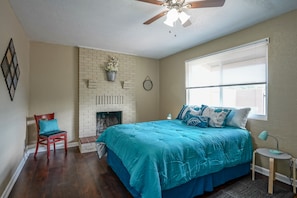 4 bedrooms, iron/ironing board, WiFi, bed sheets - 4bd,2ba Remodeled North Valley Home w/ large yard (Los Ranchos De Albuquerque)