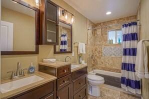 Combined shower/tub, hair dryer, towels, soap - 4bd,2ba Remodeled North Valley Home w/ large yard (Los Ranchos De Albuquerque)