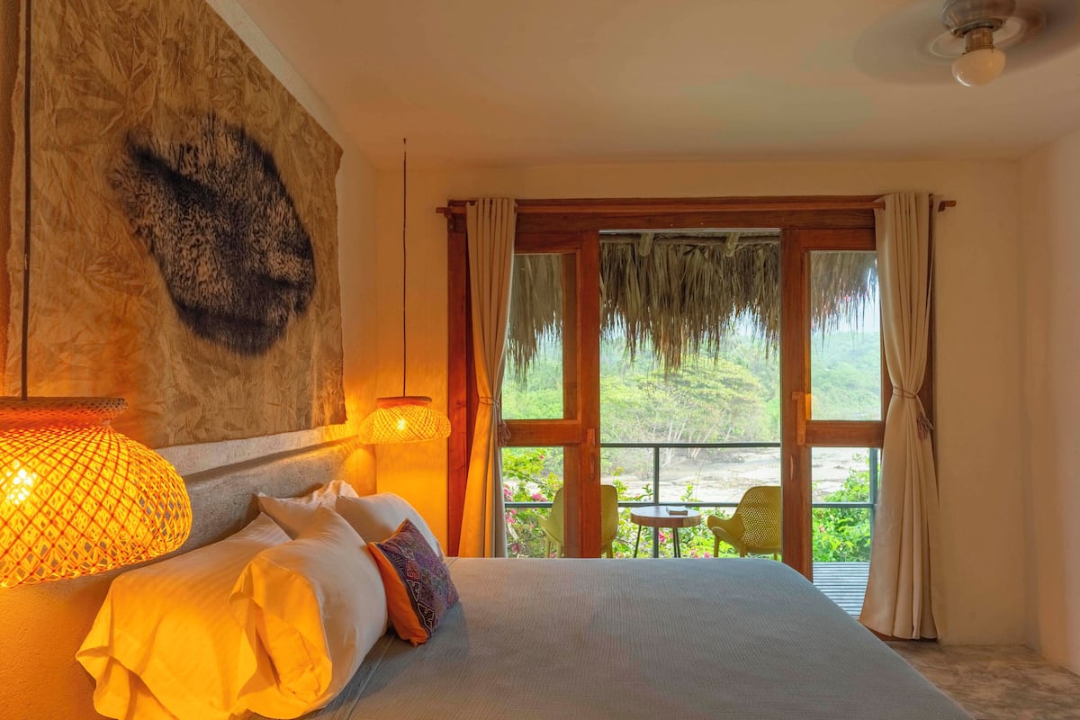 Superior Room, River View | Bed sheets