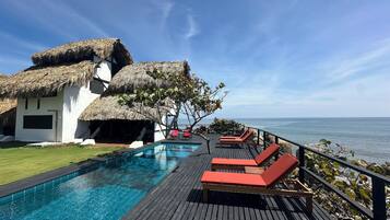 Piscina all'aperto, ombrelloni da piscina, lettini