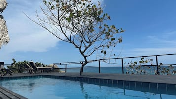 Piscina externa, guarda-sóis, espreguiçadeiras