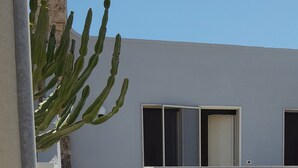A staircase leading to a building with a white exterior and a cactus in the foreground. - holiday home 150 meters from the sea (Lido Marini)