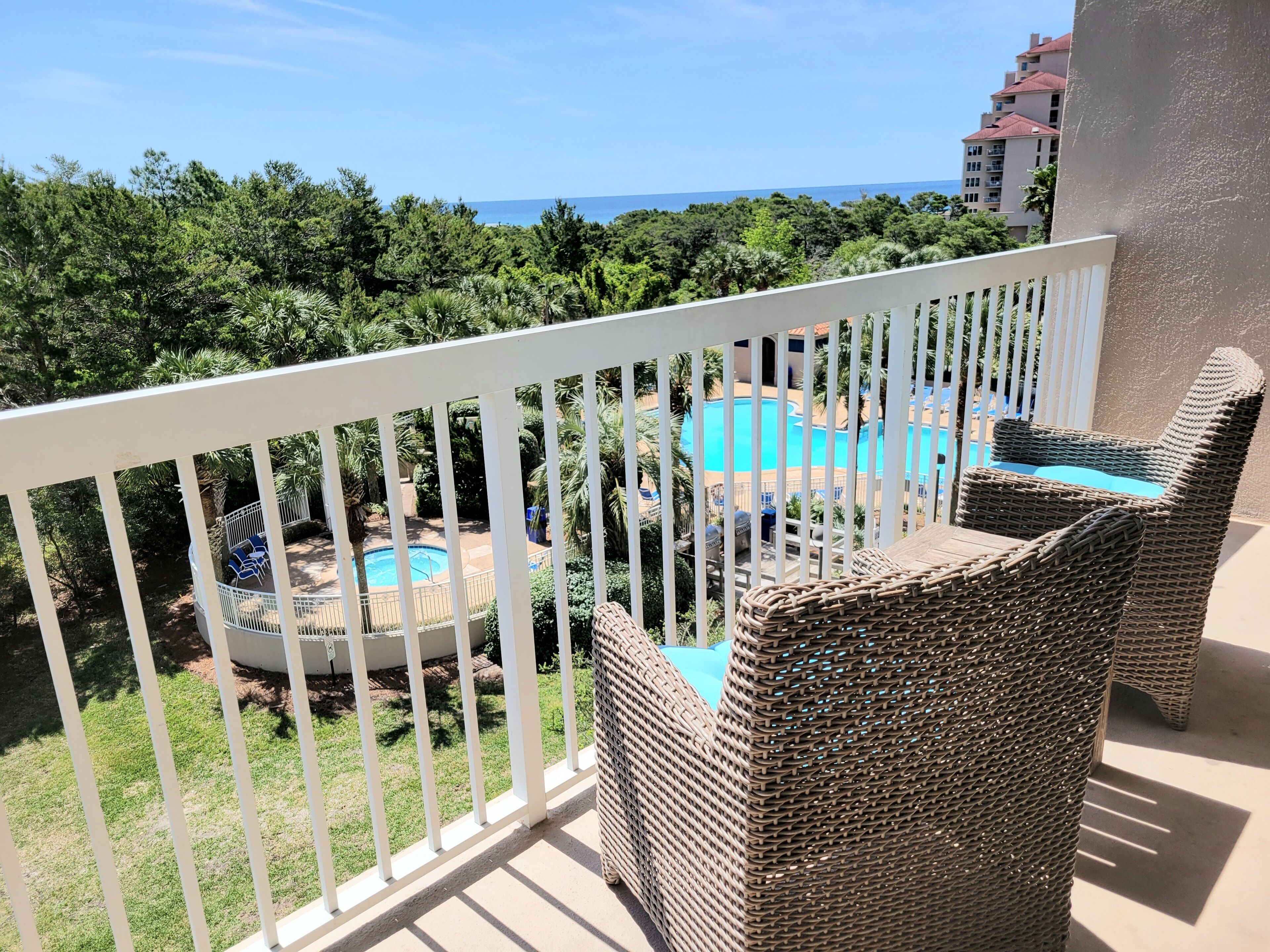 Summit 407 ~ Reduced rates, Book Now ~ Gulf water view ~ Quick walk to beach