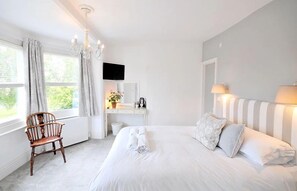 Phòng đôi Deluxe (Room 1) | Bàn, bàn ủi/dụng cụ ủi quần áo, giường gấp/giường phụ (phụ phí)