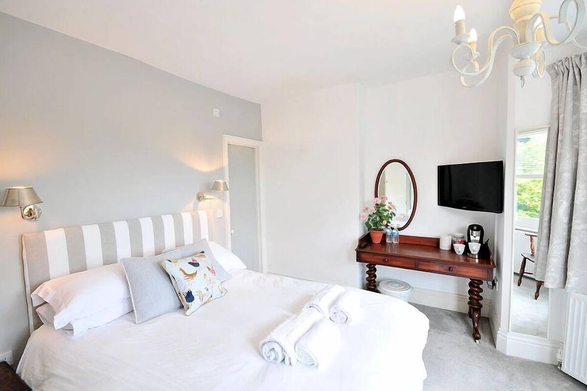 Phòng đôi Deluxe, có phòng tắm riêng (Room 2) | Bàn, bàn ủi/dụng cụ ủi quần áo, giường gấp/giường phụ (phụ phí)