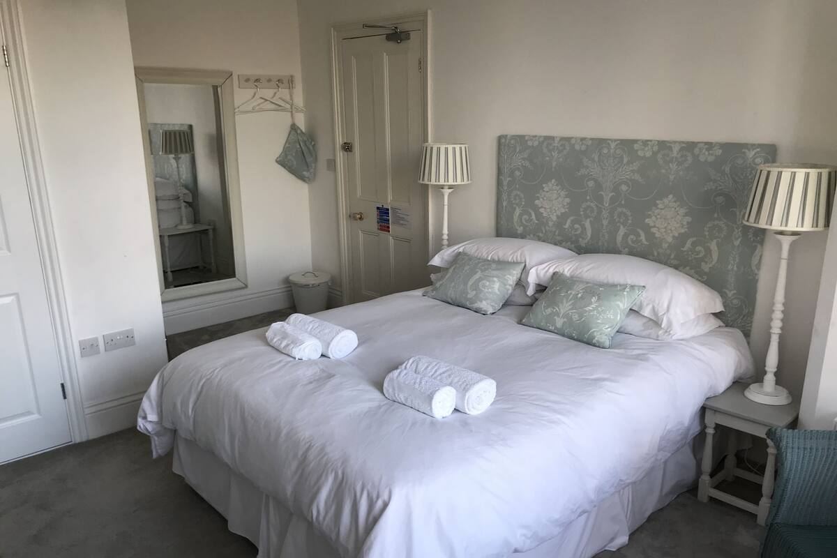 Phòng đôi Deluxe, có phòng tắm riêng (Room 6) | Bàn, bàn ủi/dụng cụ ủi quần áo, giường gấp/giường phụ (phụ phí)