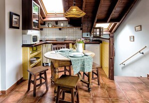 Apartment, 2 Bedrooms, Ground Floor (La Gamonal) | Private kitchen | Microwave, coffee/tea maker, toaster, cookware/dishes/utensils