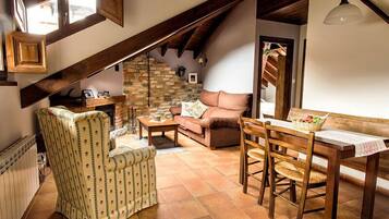 Apartament, 2 dormitoris (Escrita) | Sala d'estar | Llar de foc