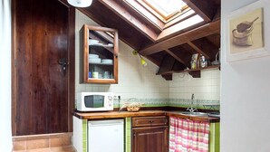 Apartment, 2 Bedrooms (Escrita) | Private kitchen | Coffee/tea maker, microwave, toaster, cookware/dishes/utensils - Apartamentos Rurales El Collaín de Campiellos (Sobrescobio)