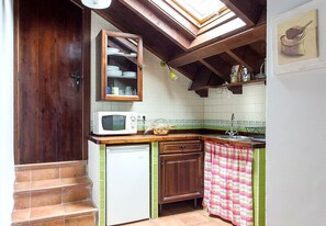 Apartment, 2 Bedrooms (Escrita) | Private kitchen | Microwave, coffee/tea maker, toaster, cookware/dishes/utensils