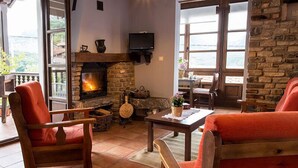 Apartment, 3 Bedrooms (Retriñón) | Living room | Fireplace - Apartamentos Rurales El Collaín de Campiellos (Sobrescobio)