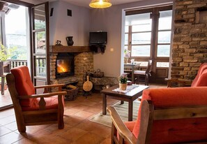 Apartment, 3 Bedrooms (Retriñón) | Living room | Fireplace - Apartamentos Rurales El Collaín de Campiellos (Sobrescobio)