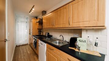 Full-size fridge, microwave, oven, stovetop