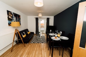 40-inch flat-screen TV with digital channels, Smart TV, Netflix - Pride Apartments (Derby)