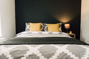 2 bedrooms, individually decorated, individually furnished, desk - Pride Apartments (Derby)