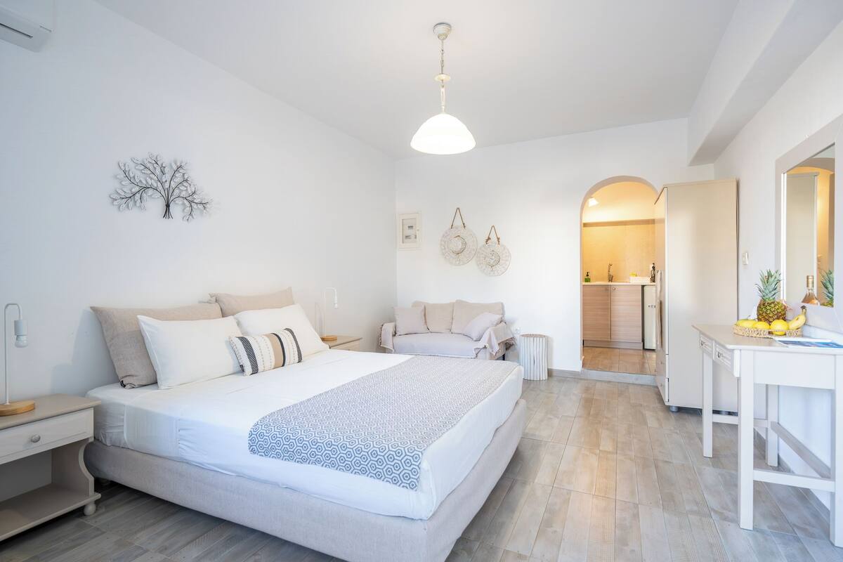 Comfort Apartment Garden View | Premium bedding, iron/ironing board, cribs (free), WiFi (free)
