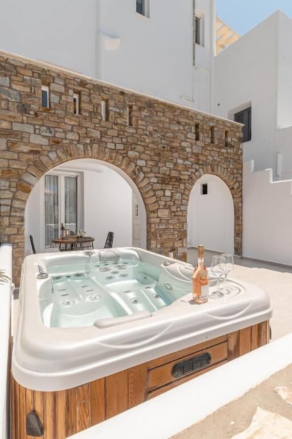 Executive jacuzzi suite garden view | Vista desde la habitación