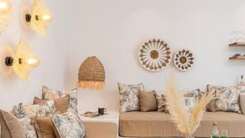 King deluxe suite side sea view | Premium bedding, individually decorated, individually furnished