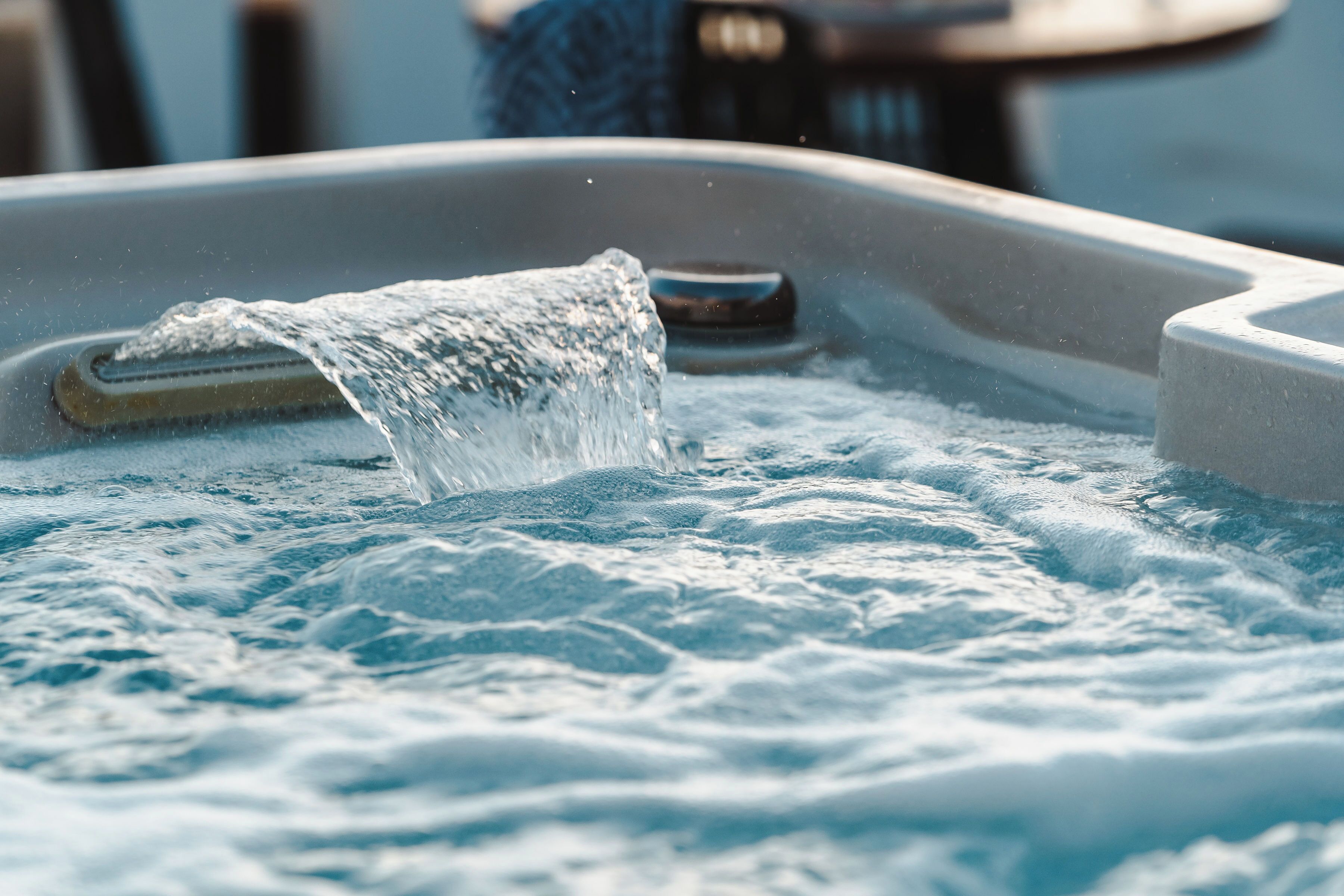 Un jacuzzi con agua fluyendo sobre una superficie texturizada.