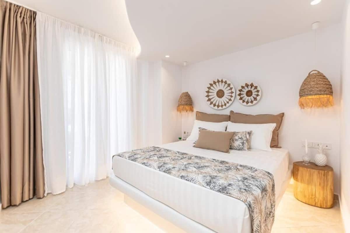 King deluxe suite side sea view | 1 dormitorio, ropa de cama de alta calidad, decoración individual
