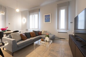 智能电视、书、办公室、电脑显示器