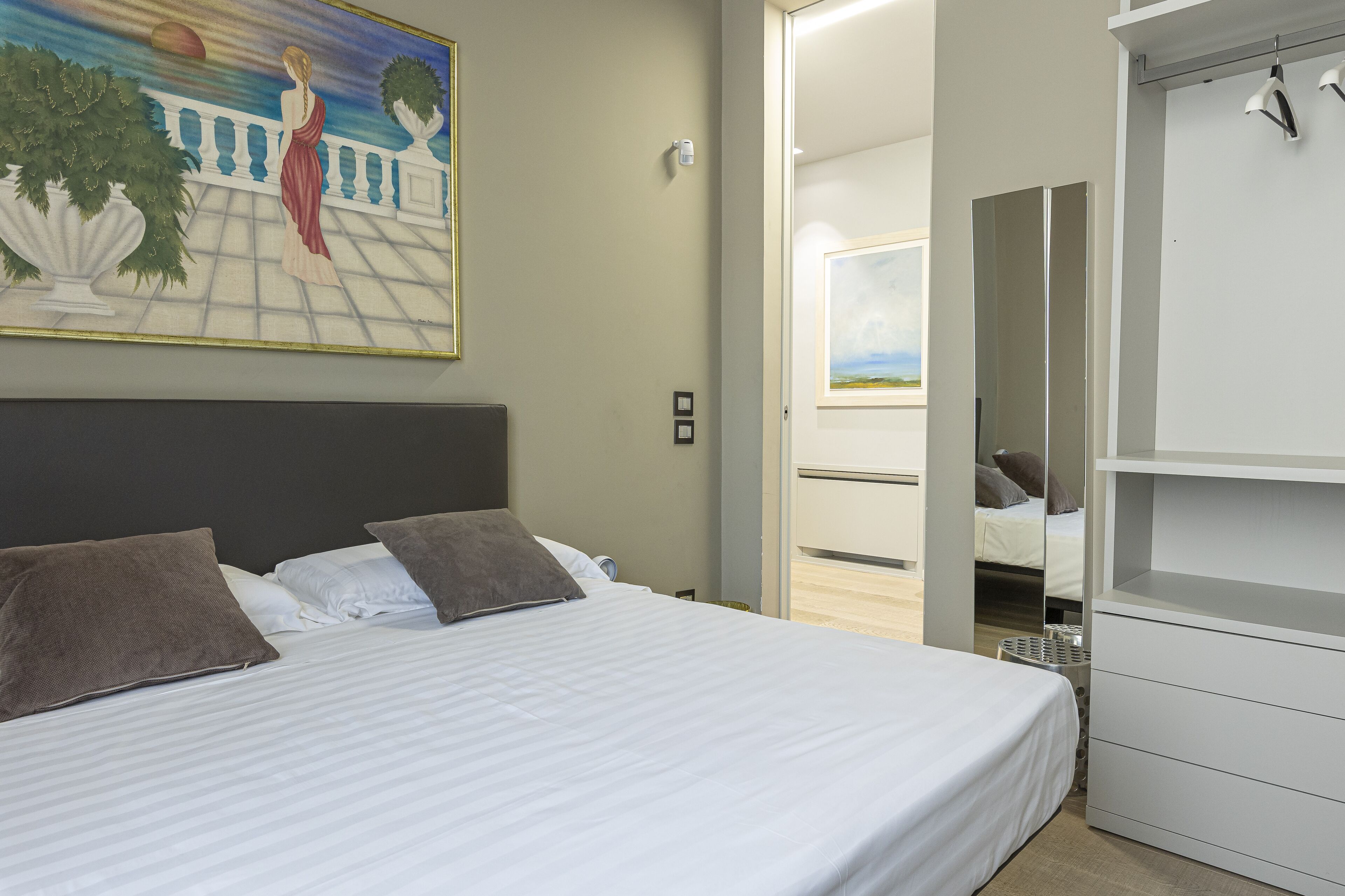 3 bedrooms, in-room safe, desk, iron/ironing board