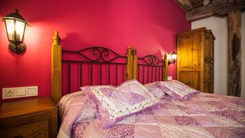 Een bureau, gratis wifi, beddengoed