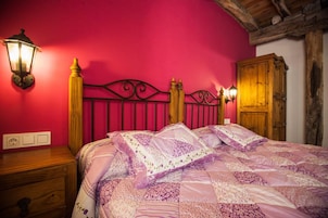 Escritorio, wifi gratis y ropa de cama