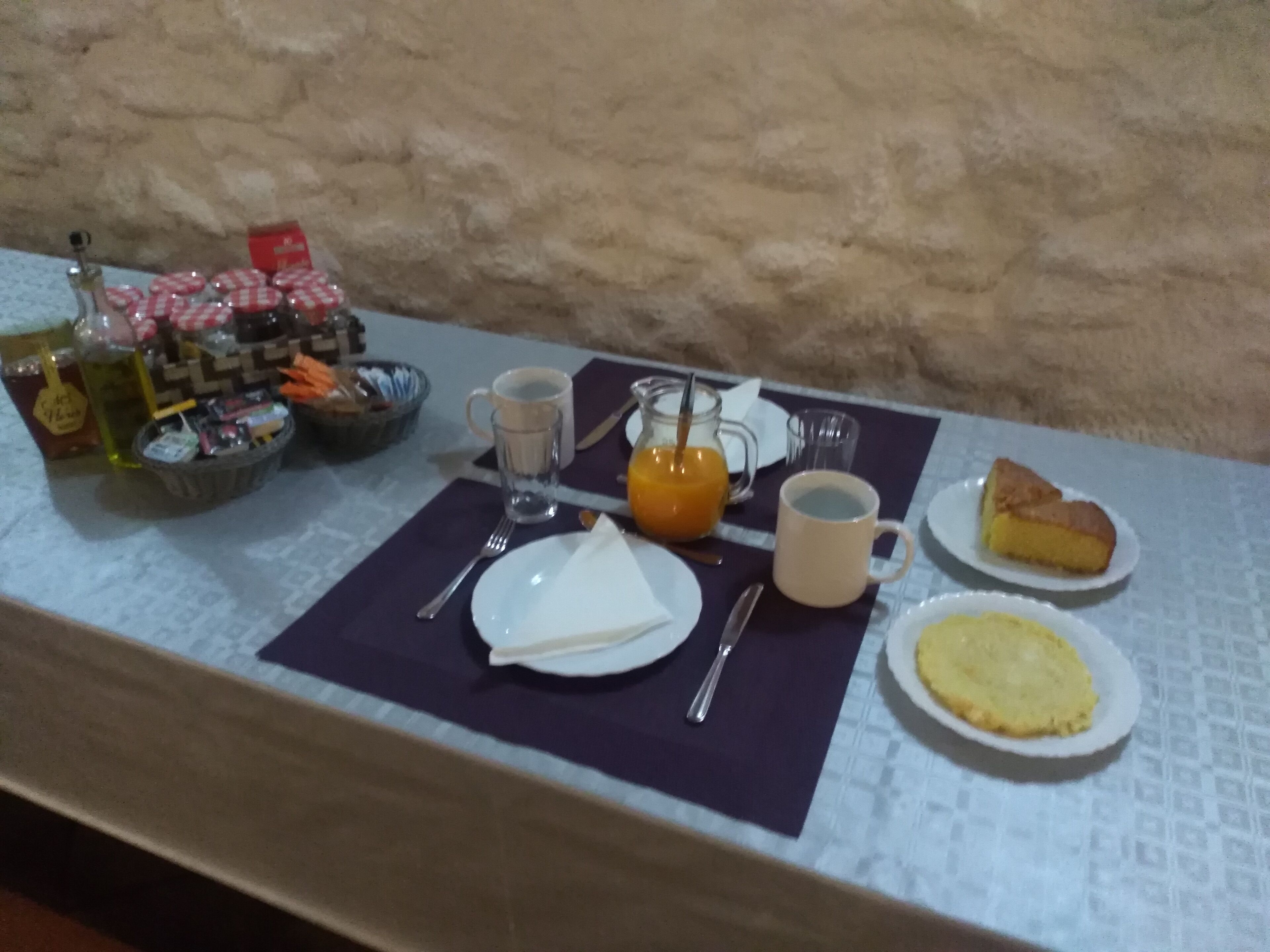 Desayuno completo gratuito y diario