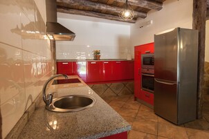 Geladeira grande, micro-ondas, fogão, cooktop