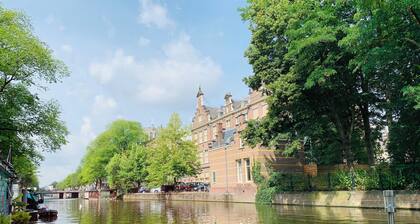 Houseboat Amsterdam in the old city center on Nieuwe Prinsengracht, near Amstel