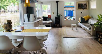 Houseboat Amsterdam in the old city center on Nieuwe Prinsengracht, near Amstel