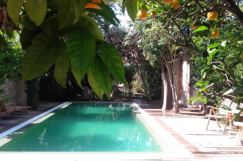 Beautiful townhouse with garden and private pool