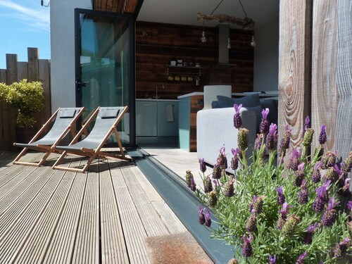 Board Room @ Green Rooms, ein modernes und geräumiges Apartment mit einem Schlafzimmer