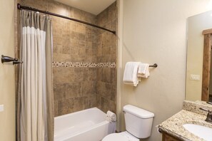 Combined shower/tub, hair dryer, towels - Hotel Style Room Near Slopes (Whitefish)