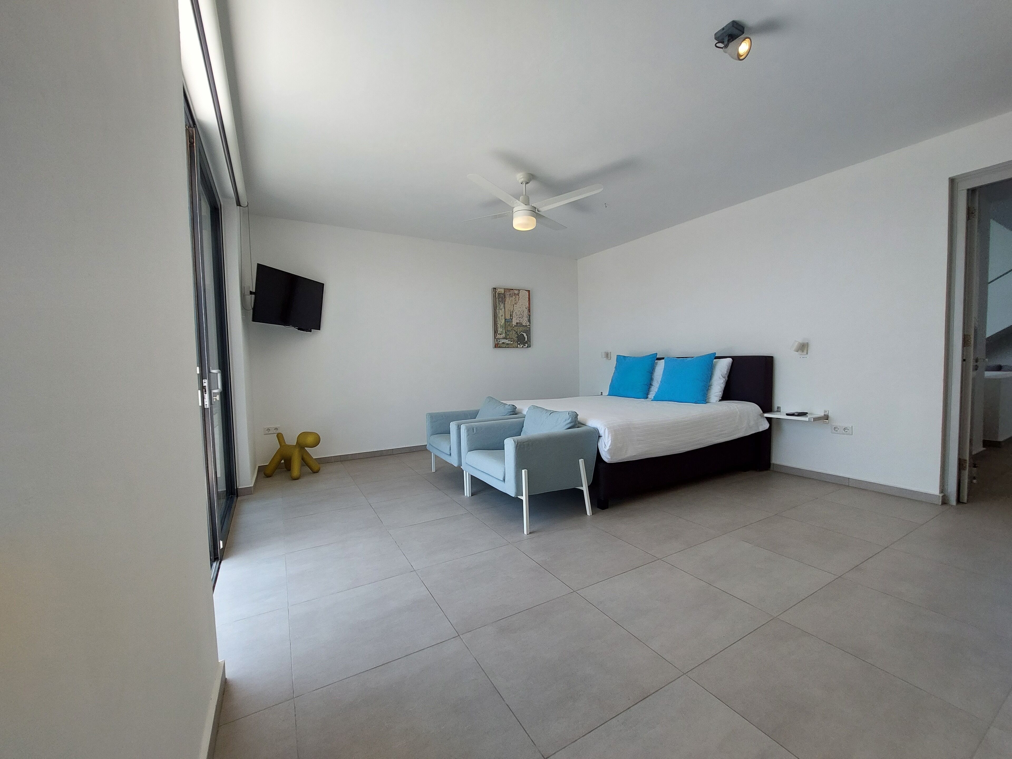 6 Schlafzimmer, Zimmersafe, Schreibtisch, Bügeleisen/Bügelbrett